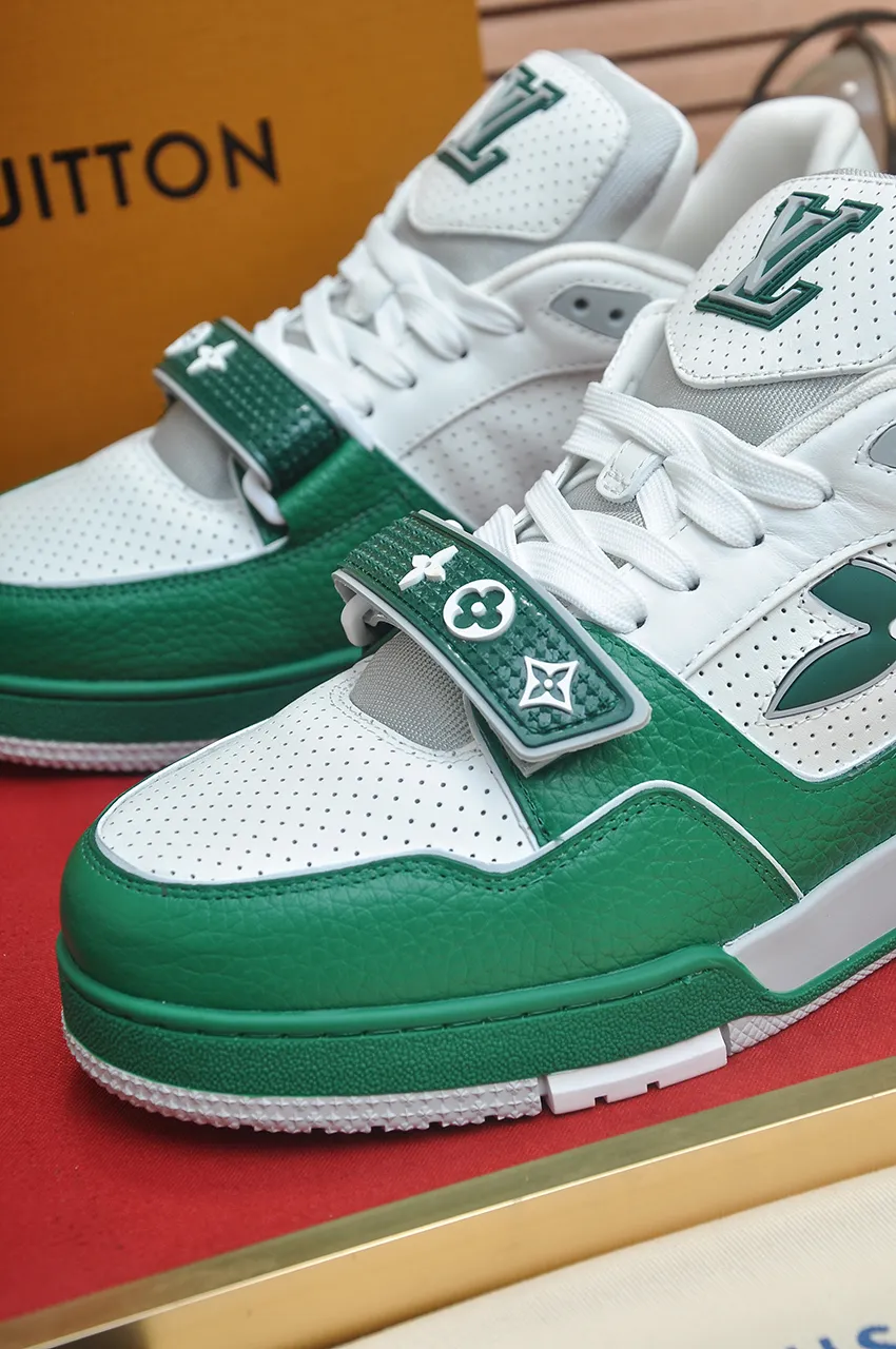 Men's shoes 💰660💶Original development, quality shipping, welcome to compare - LV sneaker series LV Trainer Maxi sneakers introduce the loose silhouette of the ready-to-wear series into the LV Trainer sneaker design written by Virgil Abloh, making an eye-catching appearance in the spring and summer men's wear shows. The cow leather upper is combined with rough fabric laces, and colorful beading highlights the brand's classic elements. LV letters mark the tongue and Monogram floral outsole. Mixed materials Made of first-layer cowhide, wrapped in imported custom-printed denim, thick shoelace design, large Monogram print on the side, "lv 54" badges on the tongue and heel, rubber outsole decorated with Monogram flowers, mesh lining and cotton feet, the comfort is as extreme as ever, premium heritage, quality first, worth owning! Size: Women's 35-39 (customized at 40, non-refundable) Men's 39-45 (customized at 38.46, non-refundable) ♡Full set of packaging with original gift box